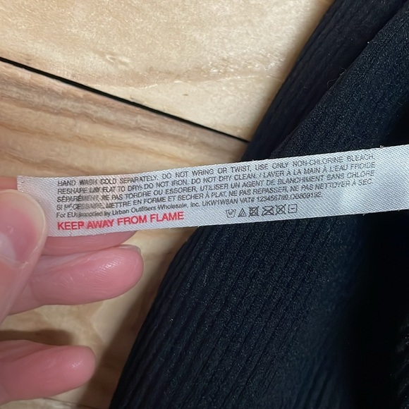 Out From Under size Small Petite Black Sleeveless Halter V-neck Ribbed Crop Top - Picture 7 of 7